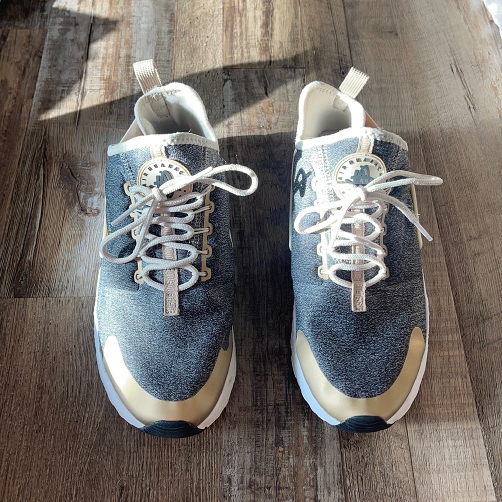 *NIKE HUARACHE* sneakers ; size: W 8.5 ; condition: *LIKE NEW*